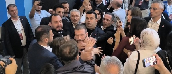 CHP’de meydan harbi! Kongreler savaş alanına döndü yumruklar konuştu